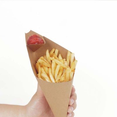 Les pommes frites enduites de pe empaquettent la boîte jetable de papier d'emballage de tasses de cône avec de la sauce