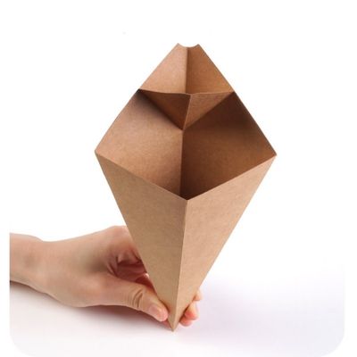 Les pommes frites enduites de pe empaquettent la boîte jetable de papier d'emballage de tasses de cône avec de la sauce